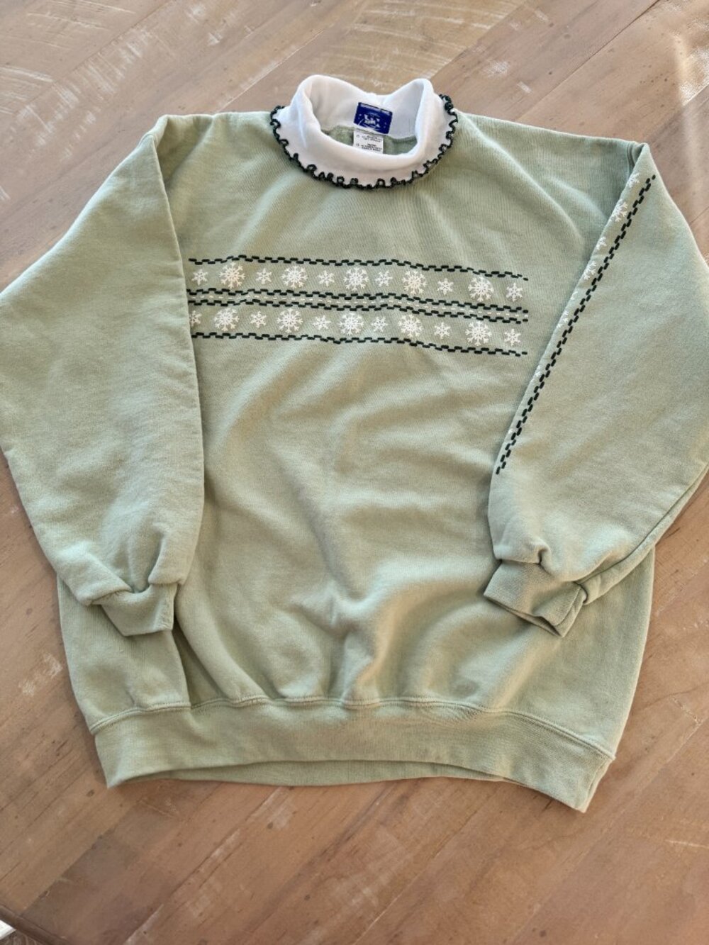 Vintage Morning Sun Snowflake Sweatshirt | Sage Green Double Collar Winter